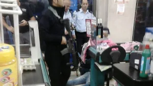 פיגוע דקירה בסופרמרקט: 2 נפצעו, המחבל נורה