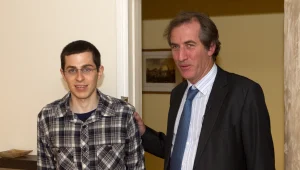 צפו: שלמה ארצי שר לגלעד שליט את "מלך העולם"