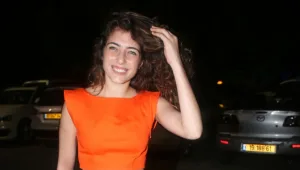 רוני דלומי רוצה שתסתכלו עליה