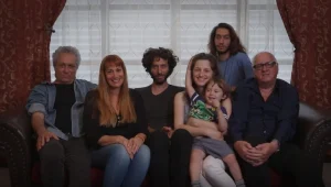 עבודת שורשים: אלון עדר מצטלם עם כל המשפחה