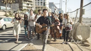 הנה זה קורה: צפו בקליפ הראשון של ה"אנג'לסי"