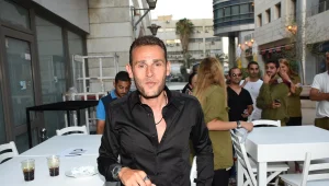 מסתפק במועט: מושיק עפיה חוגג את זכייתו עם שווארמה