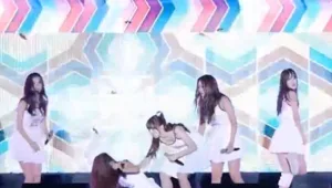 מביך: הזמרת שהחליקה על הבמה לא פחות מ-9 פעמים. צפו