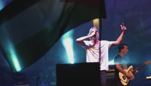 גאווה ואומץ: מתיסיהו שר את "ירושלים" מול עשרות דגלי פלסטין