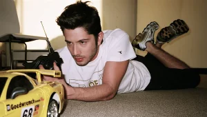 "הכל זמני אהובתי, צל גדול מסתיר אותי": כל הרמזים בשירים של רן דנקר