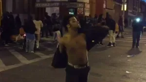 צפו: רוקד לצלילי מייקל ג'קסון באמצע המהומות בבולטימור