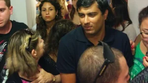 דחיפות וקללות בתור לכרטיסים לבקסטריט בויז