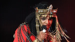 M.I.A תשלם 16 מיליון דולר בגלל אצבע משולשת?