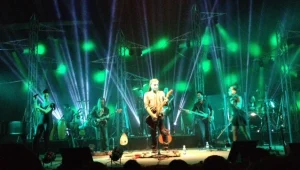 כבש את מדורת השבט: מוש בן ארי בהיכל התרבות