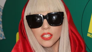 איזה להיט גנבה ליידי גאגא לבריטני ספירס?