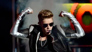 ובתפקיד ניית'ן דרייק: ג'סטין ביבר!