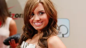 דמי לובאטו פורשת לטיפול