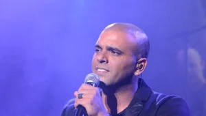 מיוחד: אייל גולן מרגש בהופעה חיה