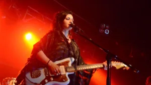 מנגנת על העצבים • איך נינט טייב בהופעה?