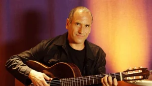 האיש שאיתו: דויד ברוזה מגשים חלום בספרדית