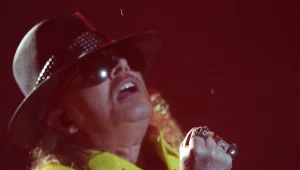 צפו: אקסל רוז קורס בהופעה של גאנז אנ' רוזס