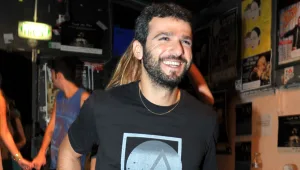 עדיין שורד: עידן חביב חוגג 100 הופעות