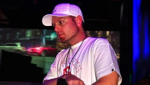 צל על הרחבה • איך החדש של די.ג'יי שאדו?