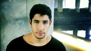 חצי אוזן • עידן עמדי עומד במקום