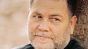 יהודה פוליקר שר לקהילה הגאה