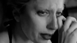 ליידי גאגא: "לפעמים אני מרגישה כמו ילדה לוזרית"