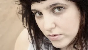 צפו: אביגייל רוז עושה עפרה חזה