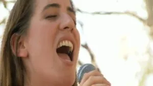 בלעדי: מיכל לוטן שרה "Baby Bruised" בהופעה