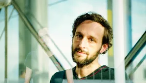 אלאסדיר רוברטס יחמם את ג'ואנה ניוסם