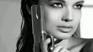 כך נראות כל נערות ג'יימס בונד היום