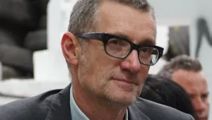 האמן תומס הירשהורן מגיע לארץ לשיח אמן