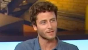 תמיד חלמתם לראות את מיכאל אלוני מדבר יידיש? צפו