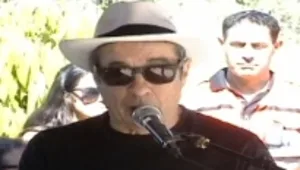 יהונתן גפן נשבר בהלוויה של מוטי קירשנבאום: "היית לי אבא שמעולם לא היה לי"