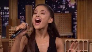 קורע: צפו באריאנה גרנדה עושה חיקוי מושלם של כוכבות הפופ הגדולות