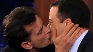 צ'רלי שין וג'ימי קימל בנשיקה לוהטת