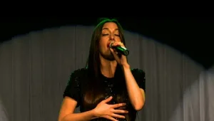 חי ב-LA LA לנד 2: מאיה שרה את סיפור מכור