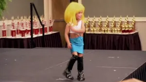 מתפלשת בטראש: בת 3 מחופשת לזונה?