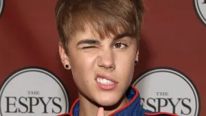 מתפלשת בטראש: ג'סטין ביבר מותח אתכן