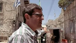 מטורף עליהם. כדוקומנטריסט  • לואי ת'רו מבקר בהתנחלויות