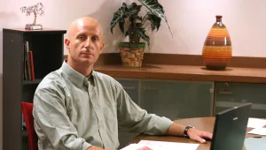 יש לך חריגה בבנק • על "משפחה חורגת" עם אלון גל