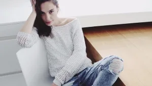 צפו: הפפראצי ב-LA מנסים לקבל מגל גדות תגובה על השכר הנמוך ב"וונדרוומן"