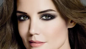 צפו: קייטי הולמס כפי שמעולם לא ראיתם אותה