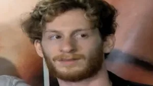 אלישע בנאי מככב בסרט חדש בלחץ מהחברה: "אני מתנשק שם עם מישהי"