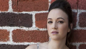 איך "אפס ביחסי אנוש" הפך את נלי תגר לכוכבת