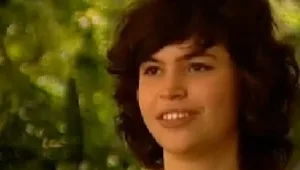 הבת של שלום חנוך מורדת בהורים בסרט חדש