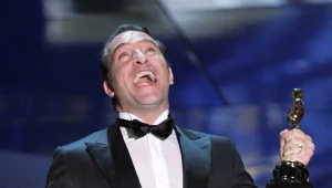 בדיחה מעושנת: כוכב "הארטיסט" בעד סיגריות?