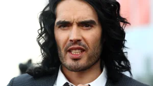 האביר האפל • מה הסיפור של ראסל ברנד?