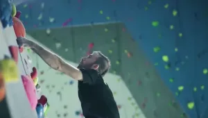 מחר: הצעיר שאיבד את אצבעותיו ושובר שיאים בטיפוס ספורטיבי