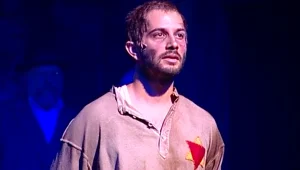 על הבמה: רן דנקר, גילה אלמגור והאיש שניסה לעצור את היטלר