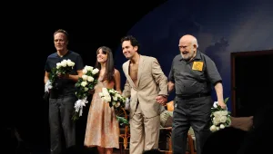 באמצע הצגה בברודוויי: צופה הקיא על צופים אחרים