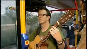 חופשי חודשי: תיאטרון רחוב באוטובוס